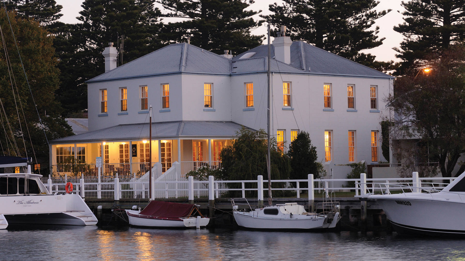 Oscars Waterfront Boutique Hotel