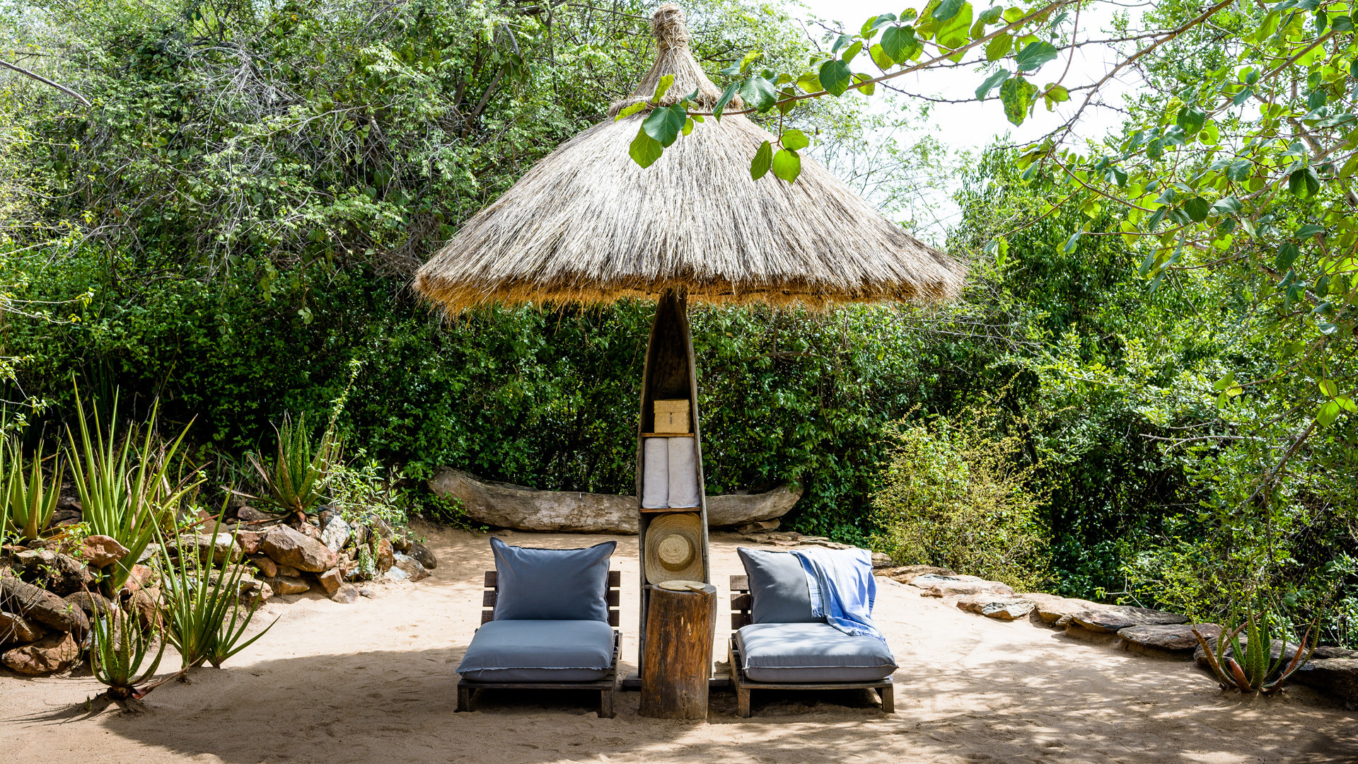  Africa, Tanzania, Singita Faru Faru, Sun beds