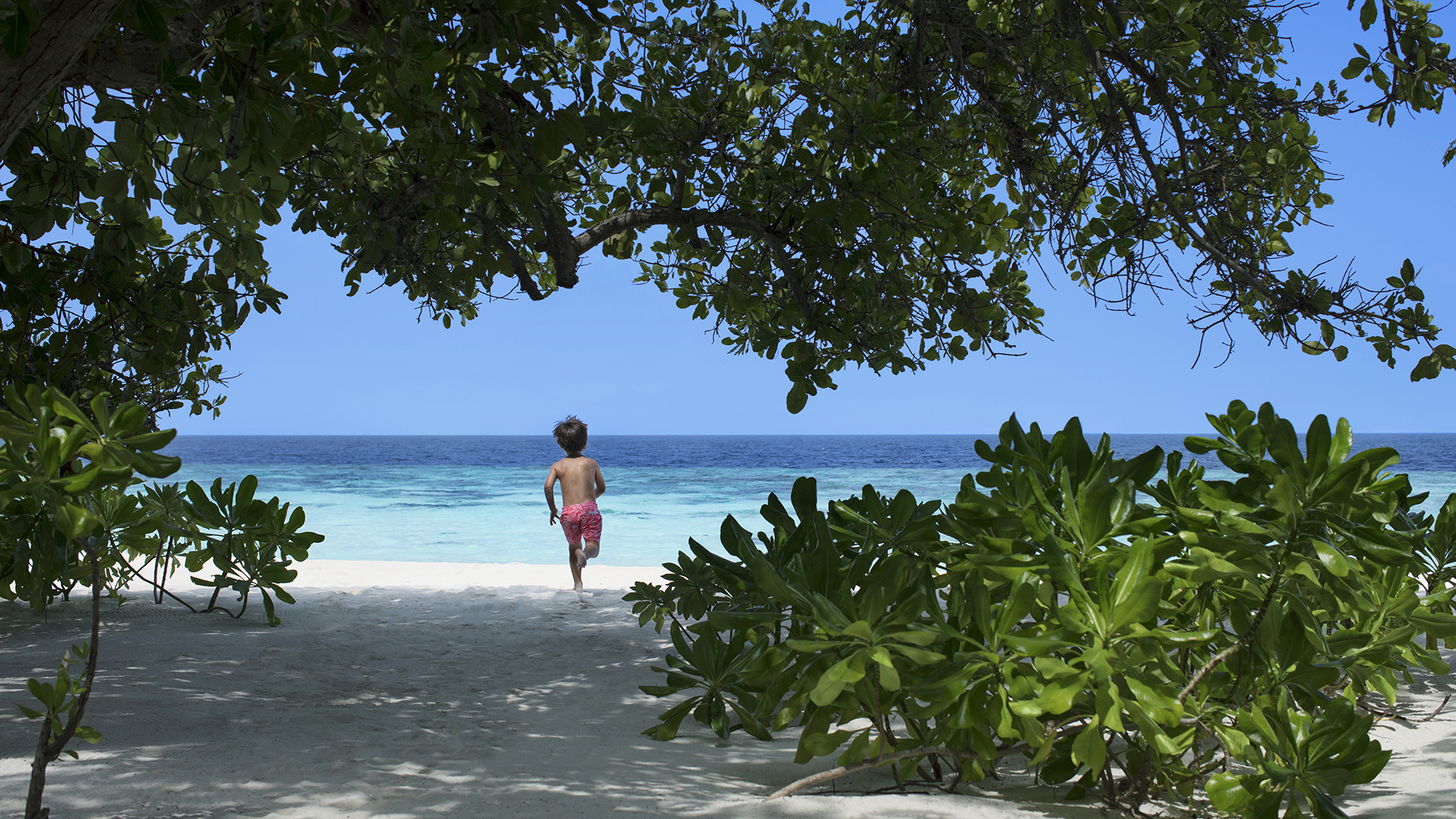 Indian Ocean, Maldives, Vakkaru Maldives, Child On Beach