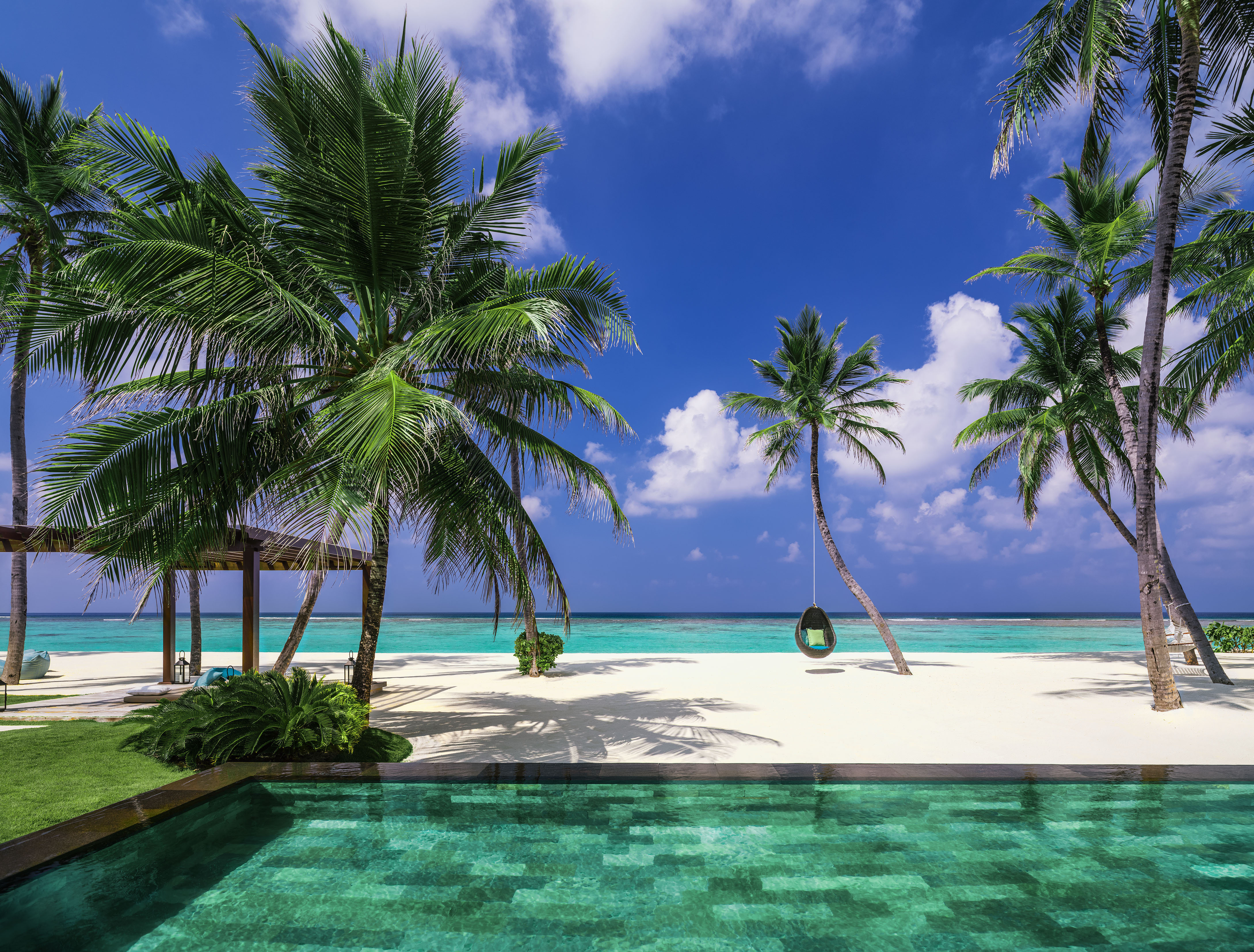 Indian Ocean, Maldives, One&Only Reethi Rah, accommodation pool looking out to beach 