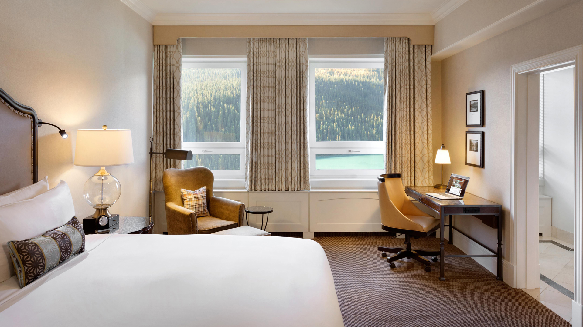 North America, Canada, Alberta - Lake Louise, Fairmont Chateau Lake Louise, Bedroom