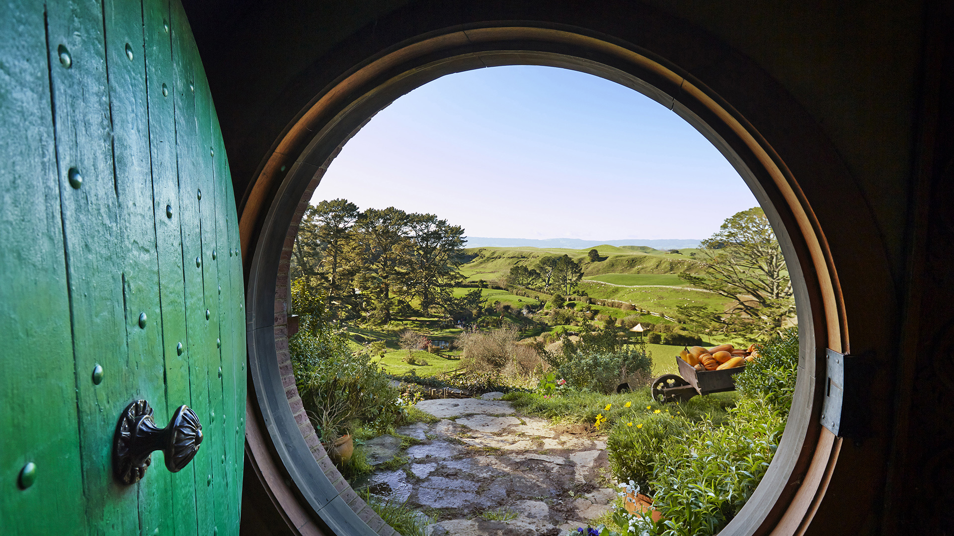 Unbreakable Bonds, Hobbit house door