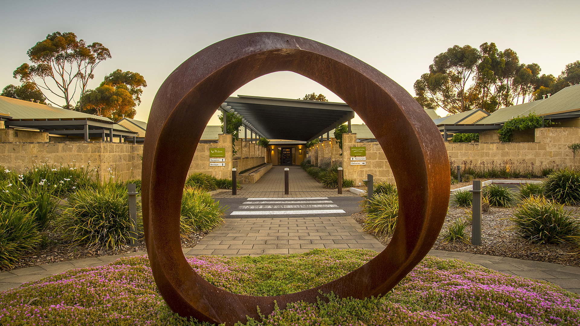  Worldwide, Australia, The Louise, Entrance