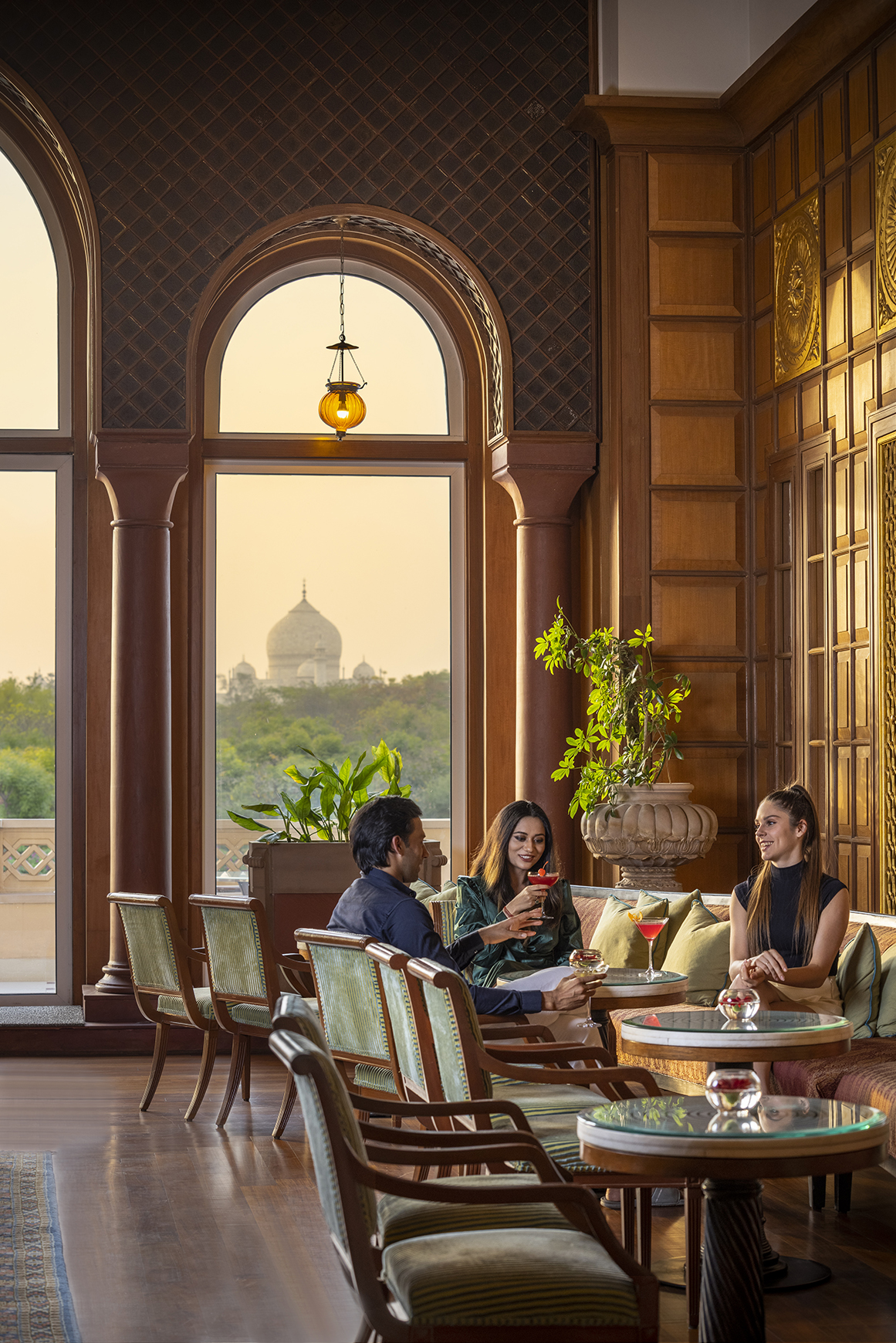 Asia, India, The Oberoi Amarvilas, three people enjoying cocktails
