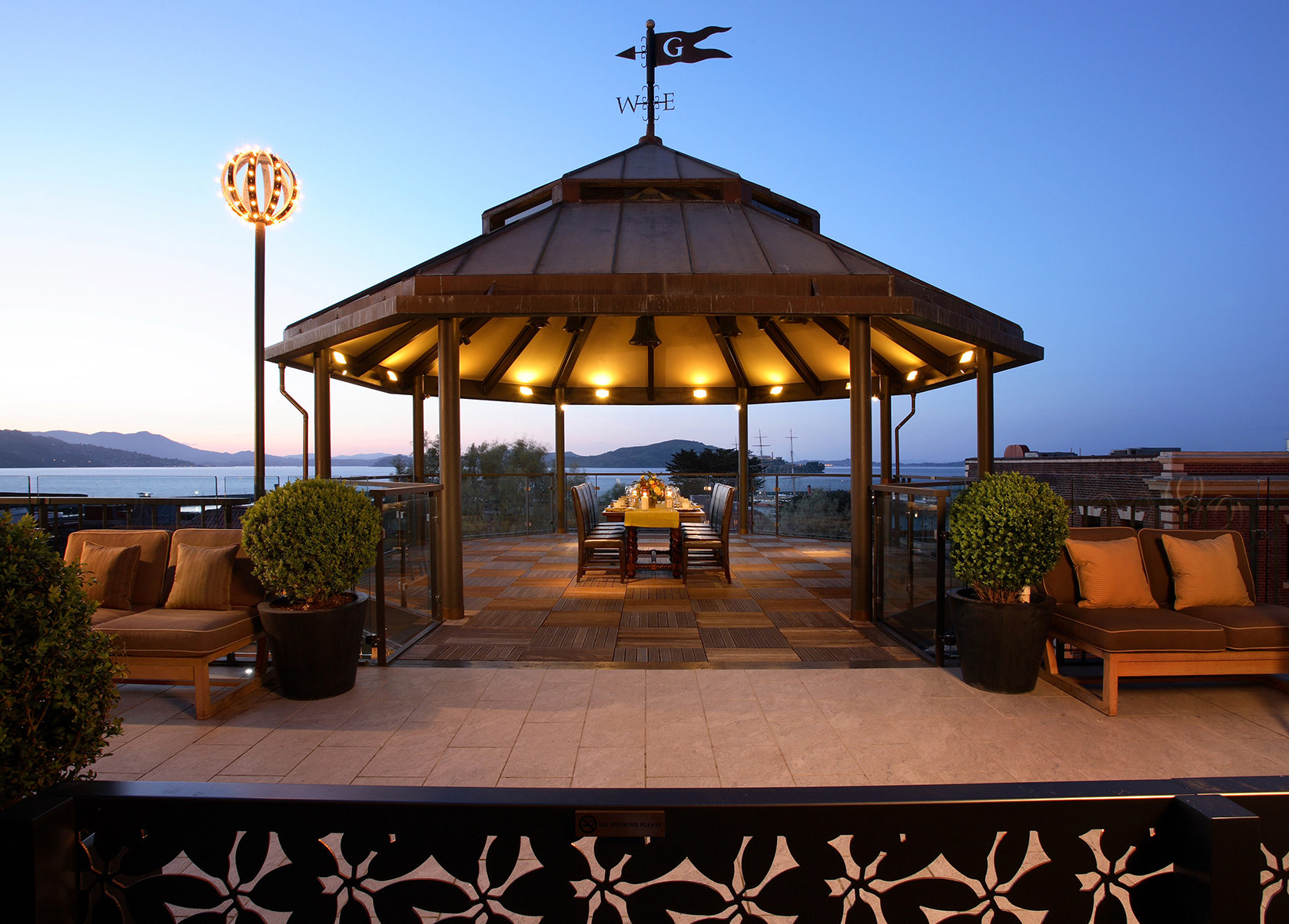 North America, California, San Francisco, Fairmont Heritage Place Ghirardelli Square, outdoor dining 