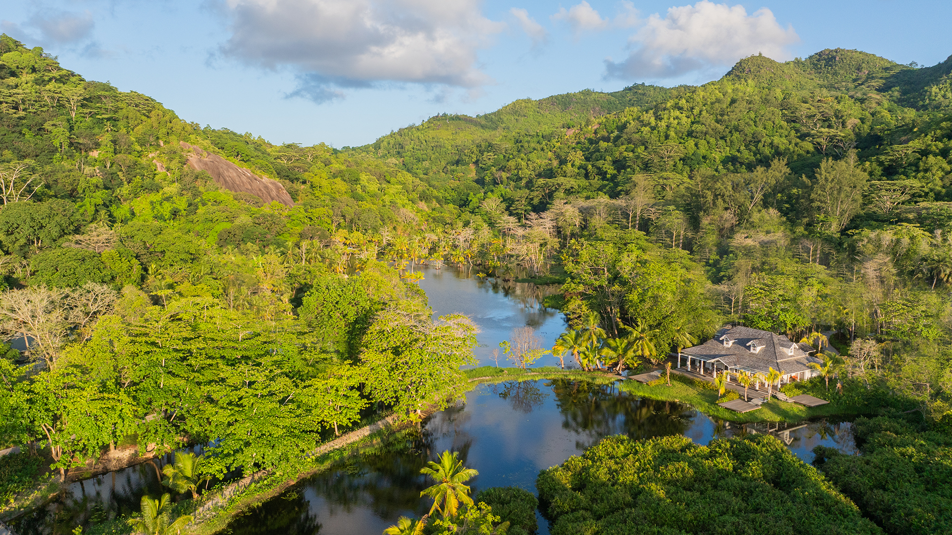 Indian Ocean Seychelles, Cheval Blanc, exterior 