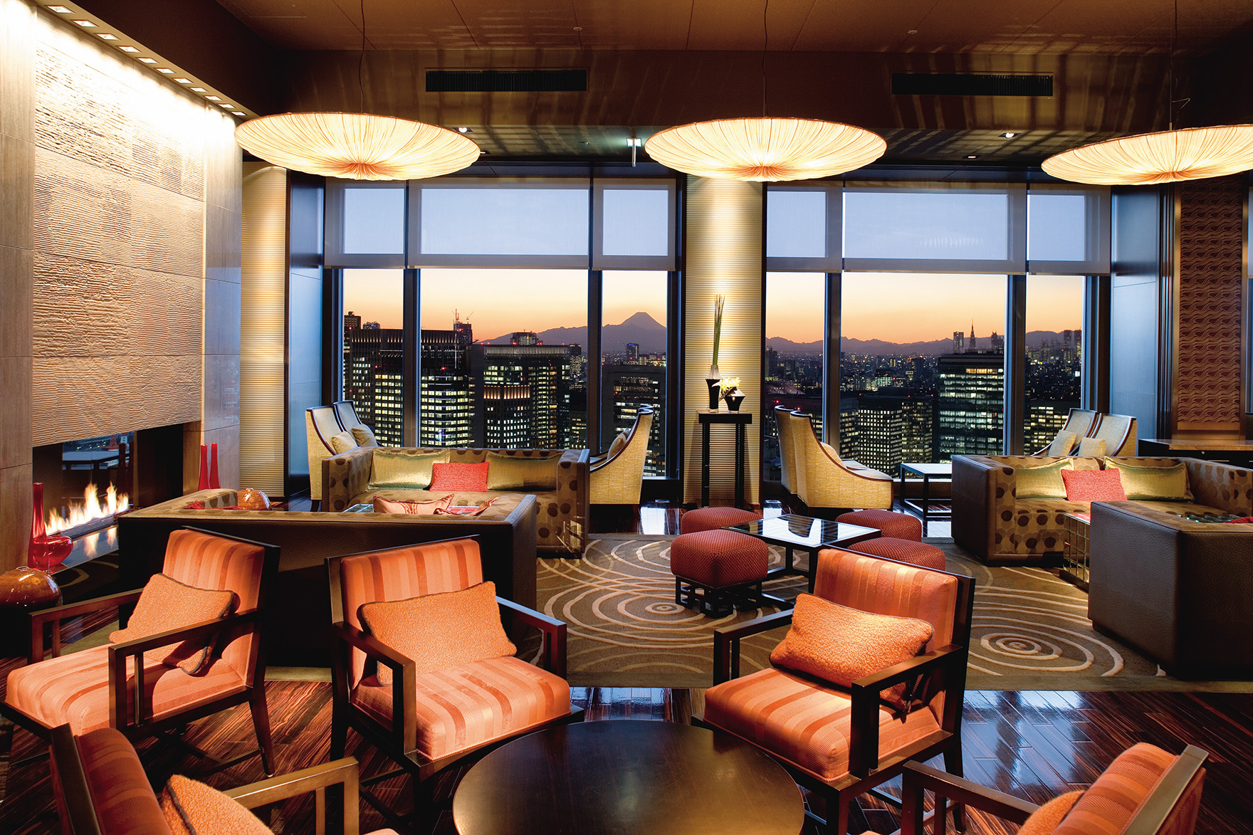 Asia, Japan, Tokyo, Mandarin Oriental Tokyo, Mandarin Lounge with view of Tokyo skyline