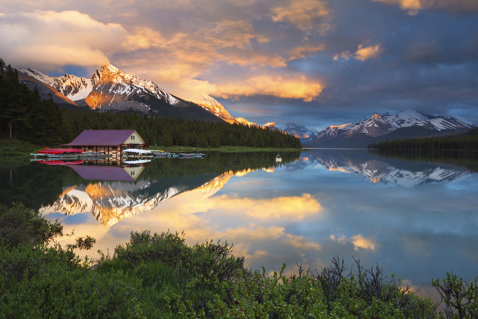 Lake in Jasper with boathouse at the edge