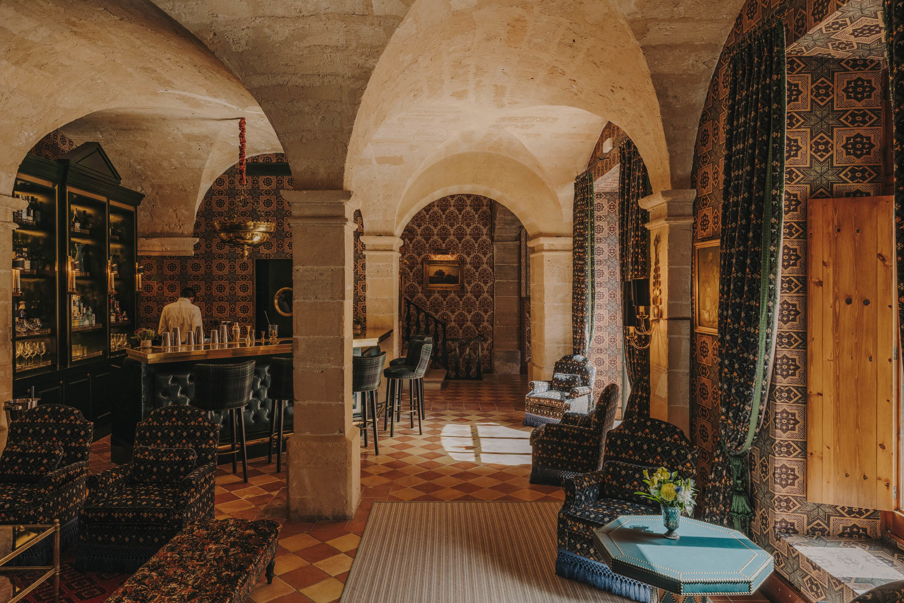 Mixologist behind the bar at Son Net