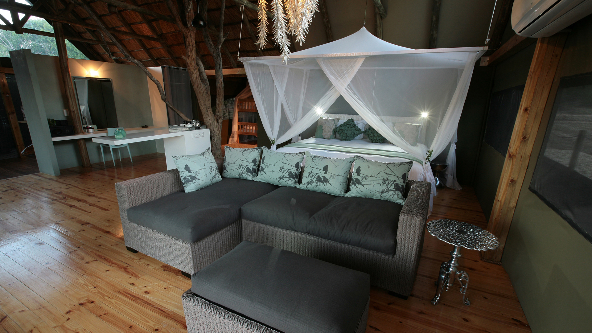  Africa, Zimbabwe, Victoria Falls River Lodge, Family suite