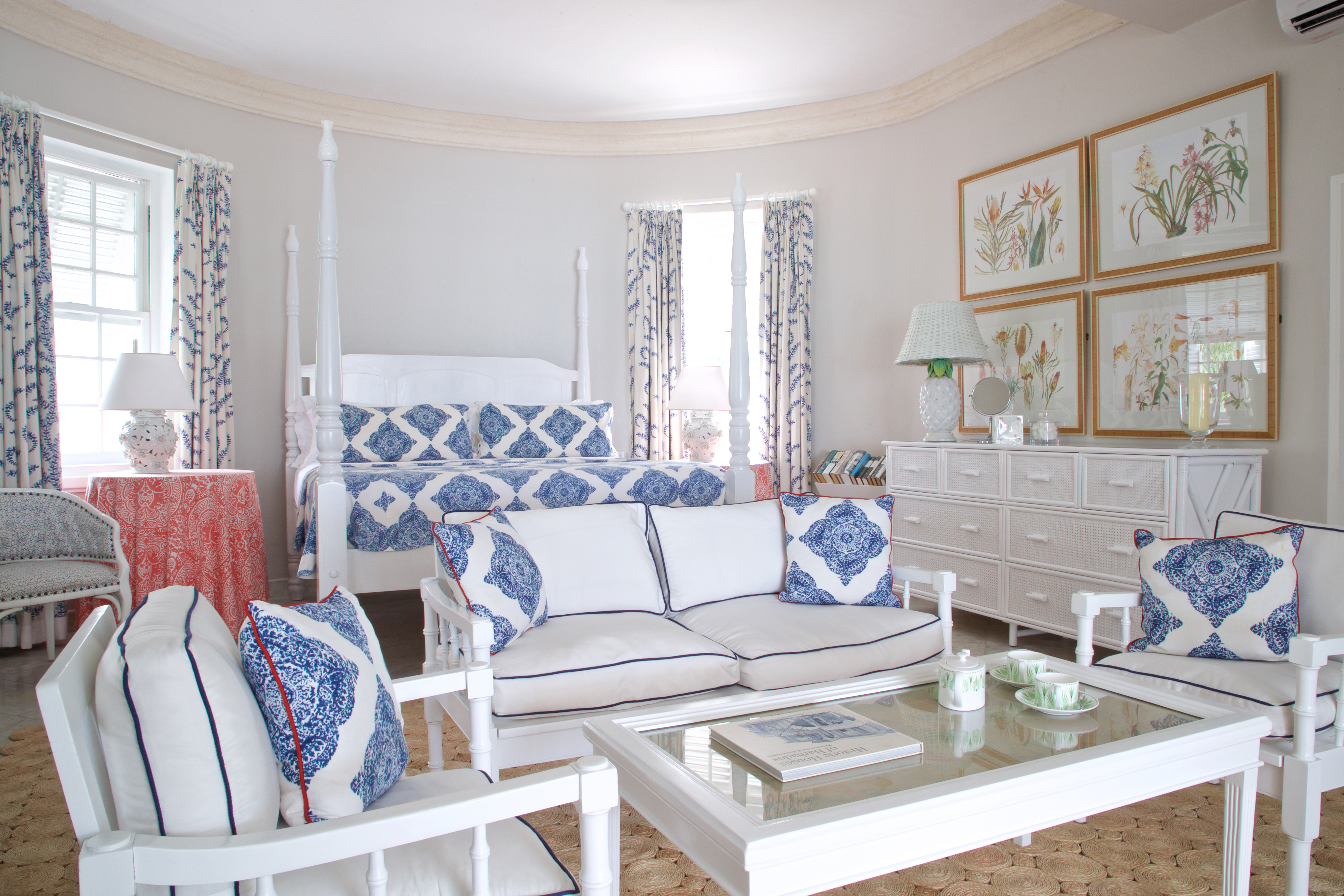 Four poster bed and lounge area of Camelot Suite