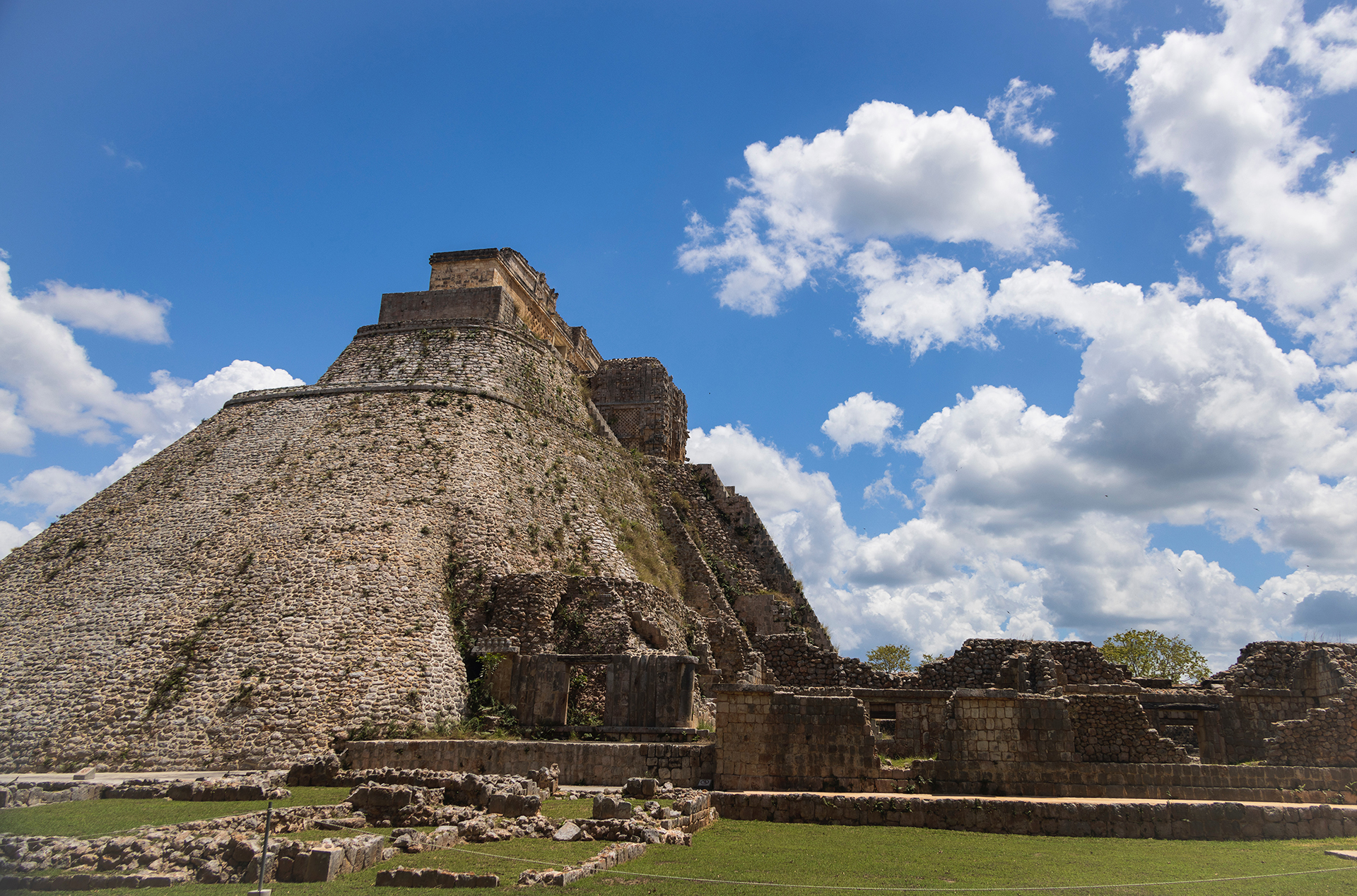 A Mexican pyramid under a blue sky