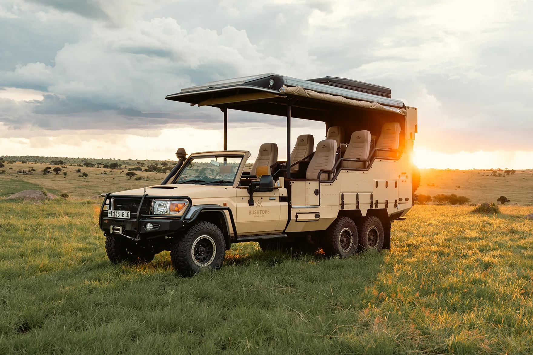Africa, Tanzania, Serengeti Bushtops, luxury game drive vehicle 