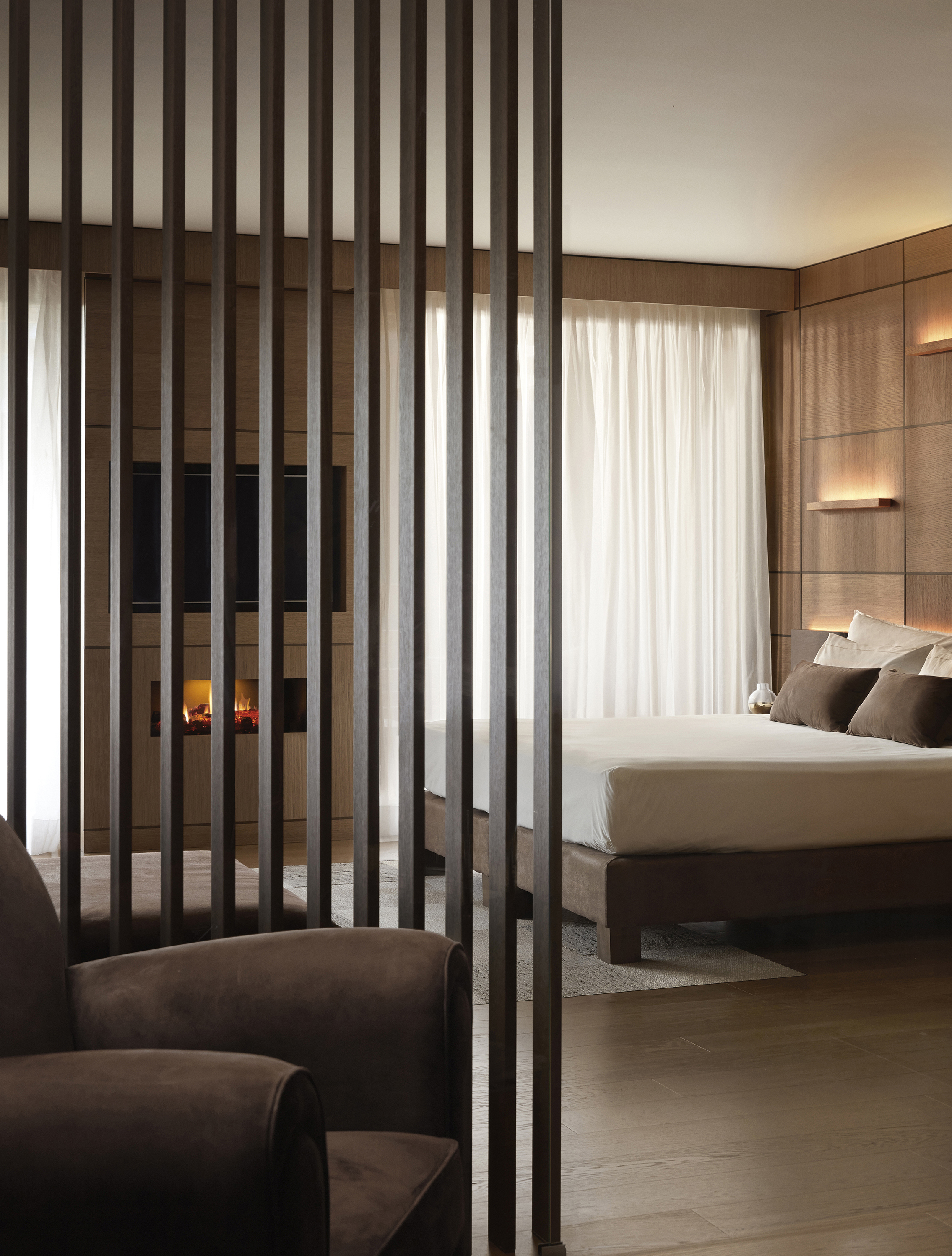Exclusive spa suite with wooden slat partitions seperating the lounge and the bedroom