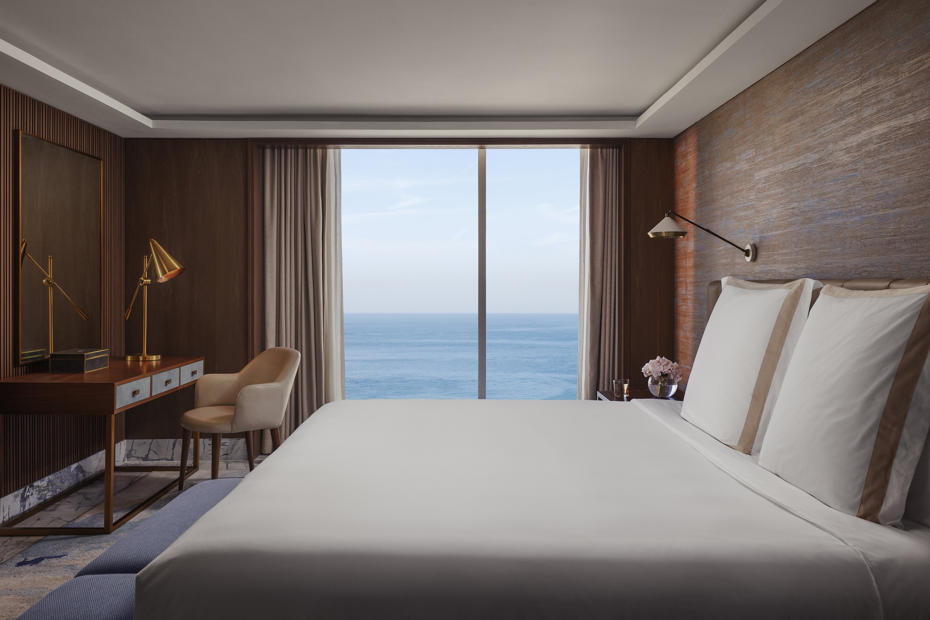 Bed with sea view of the Al Marsa Suite