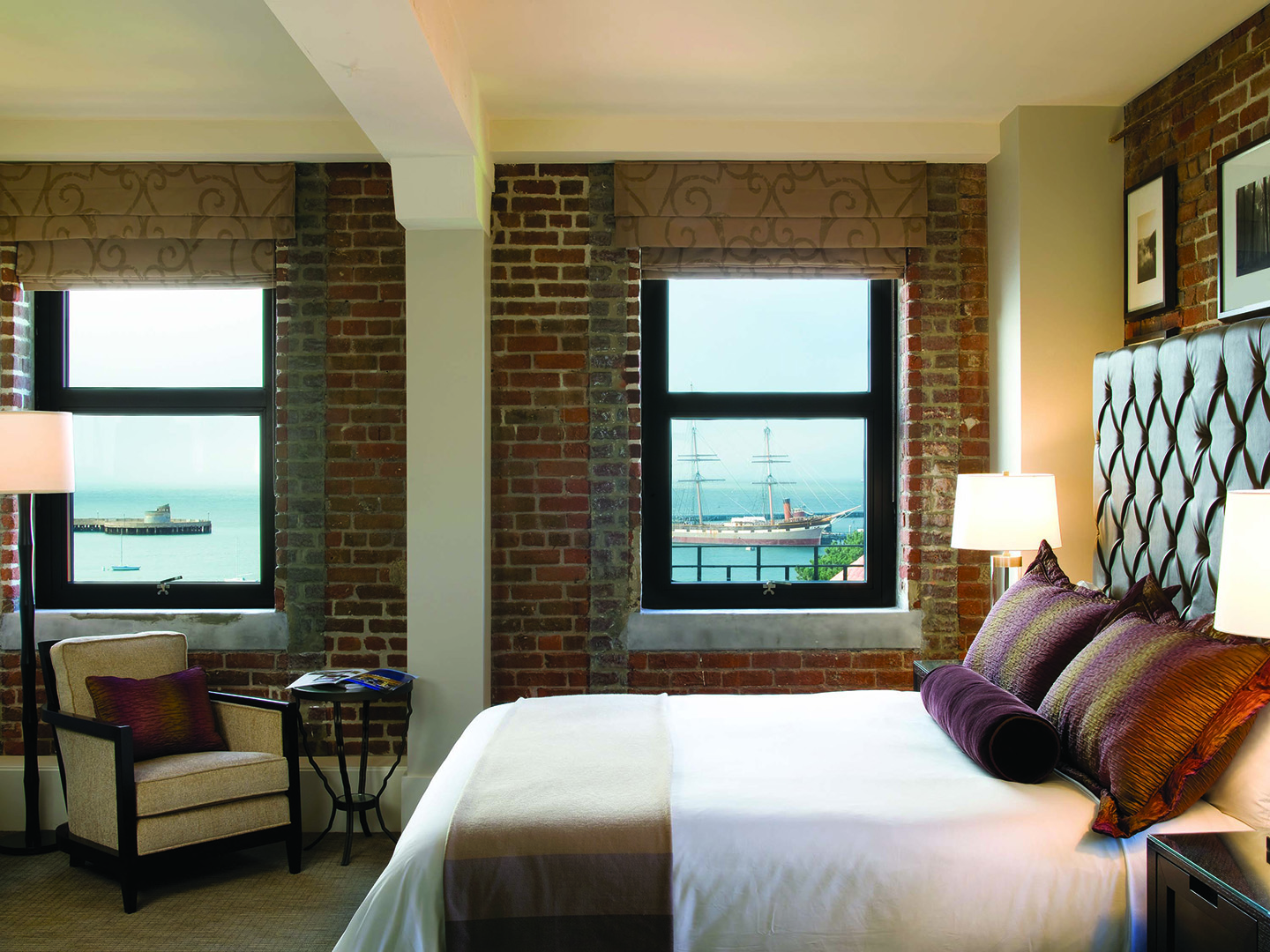North America, California, San Francisco, Fairmont Heritage Place Ghirardelli Square, Bedroom with harbour view