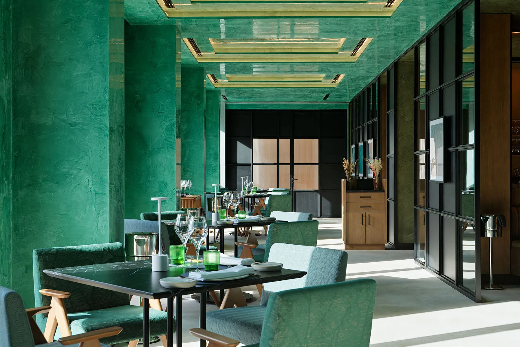 Stylish fine‑dining restaurant at Gran Hotel Taoro in Tenerife featuring modern design, soft lighting and elegant table settings.