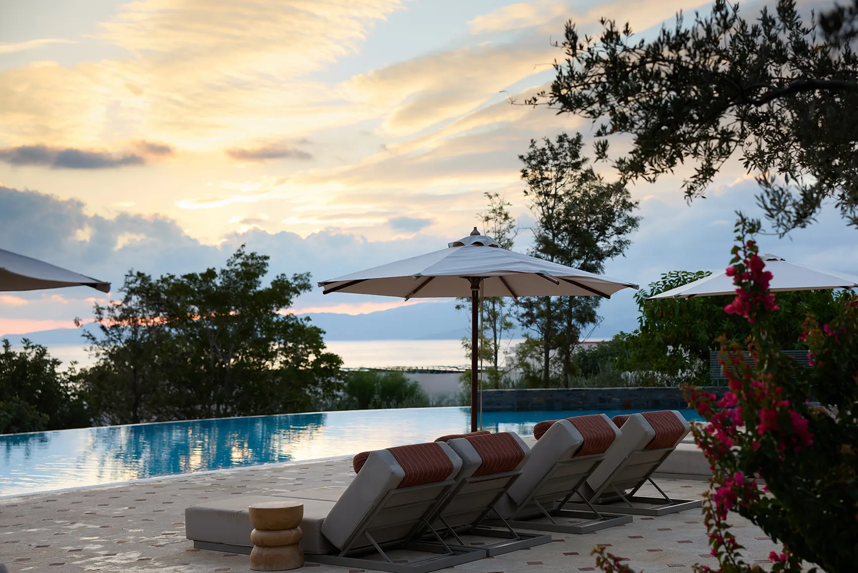 Elounda Gulf Villas & Suites, main pool and sun loungers 