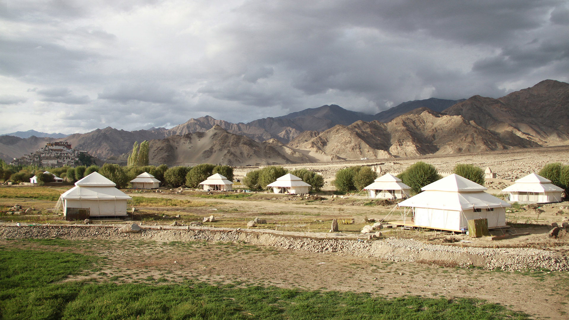 Asia, India, The Ultimate Travelling Camps, Luxury suite tents exterior