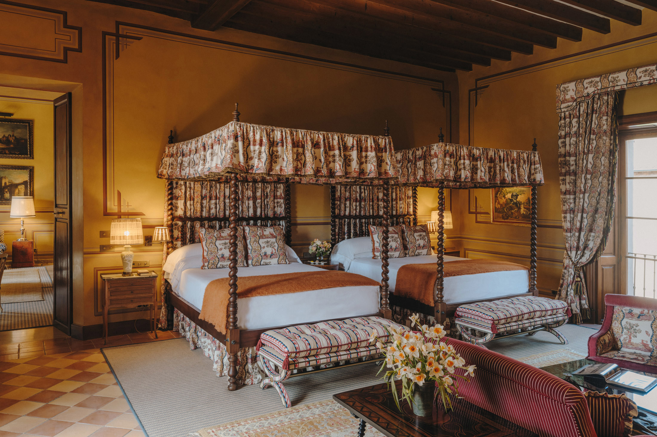 Two four poster beds in the Grand Son Net Suite 