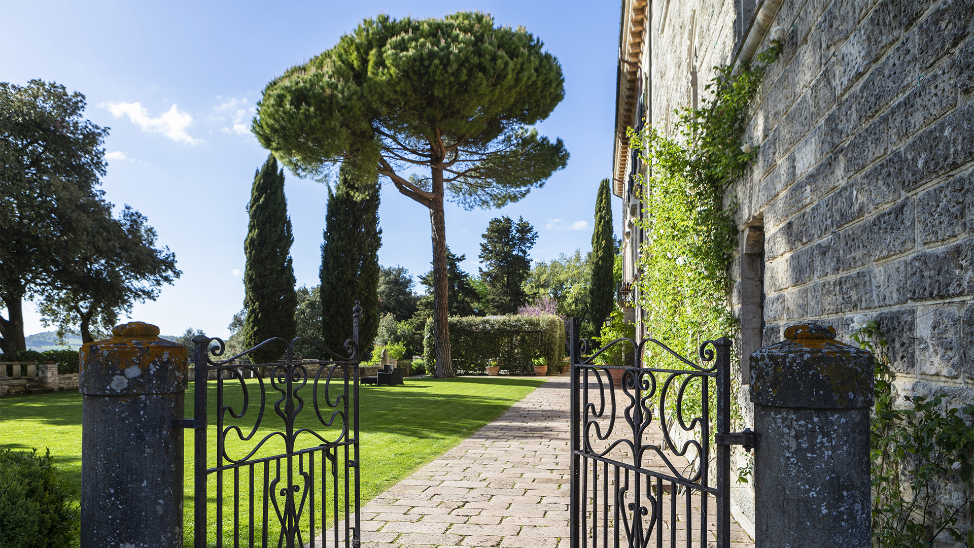 Europe, Italy, Tuscany, Borgo Pignano, Garden