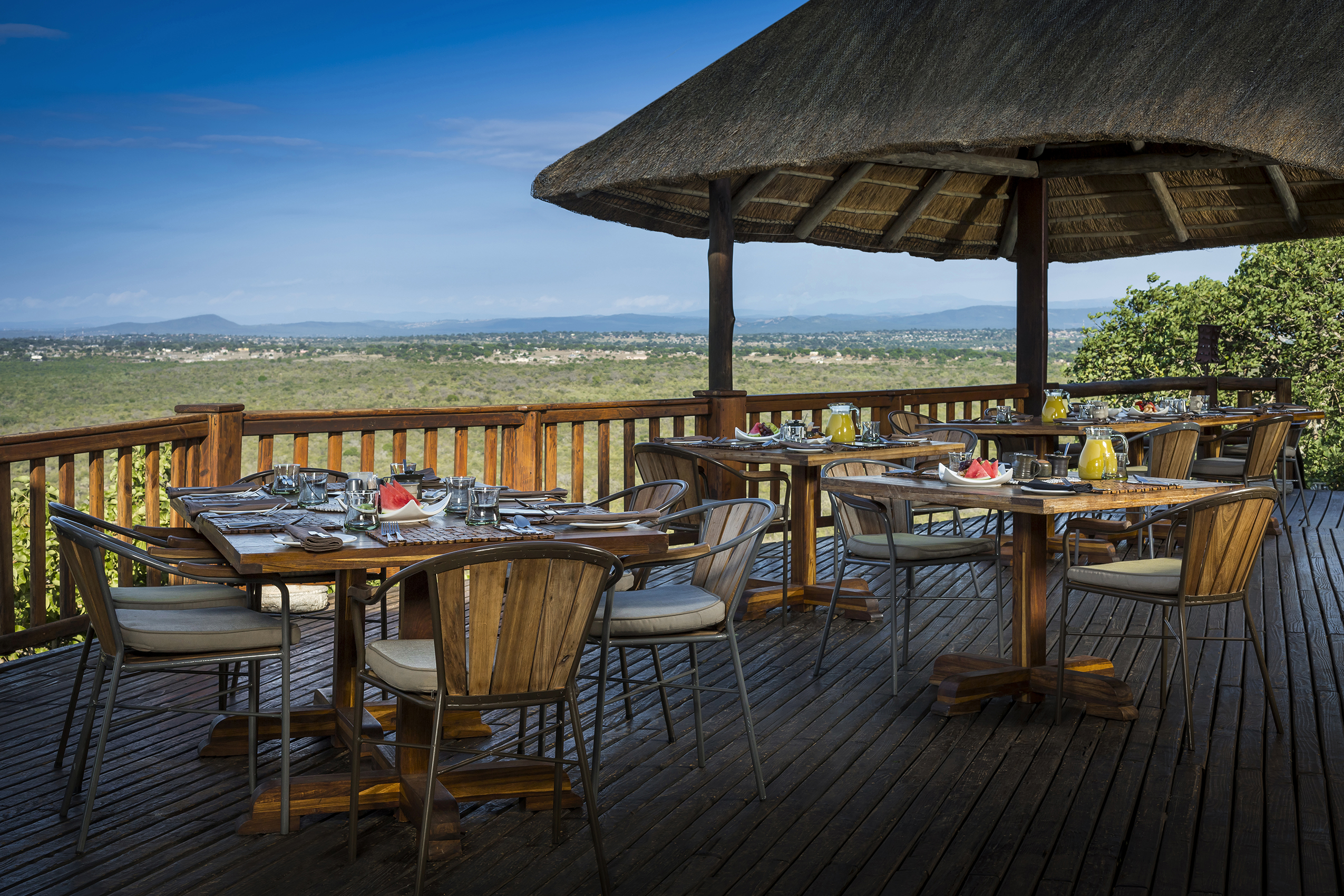  Africa, South Africa, Ulusaba Rock Lodge, Breakfast on terrace