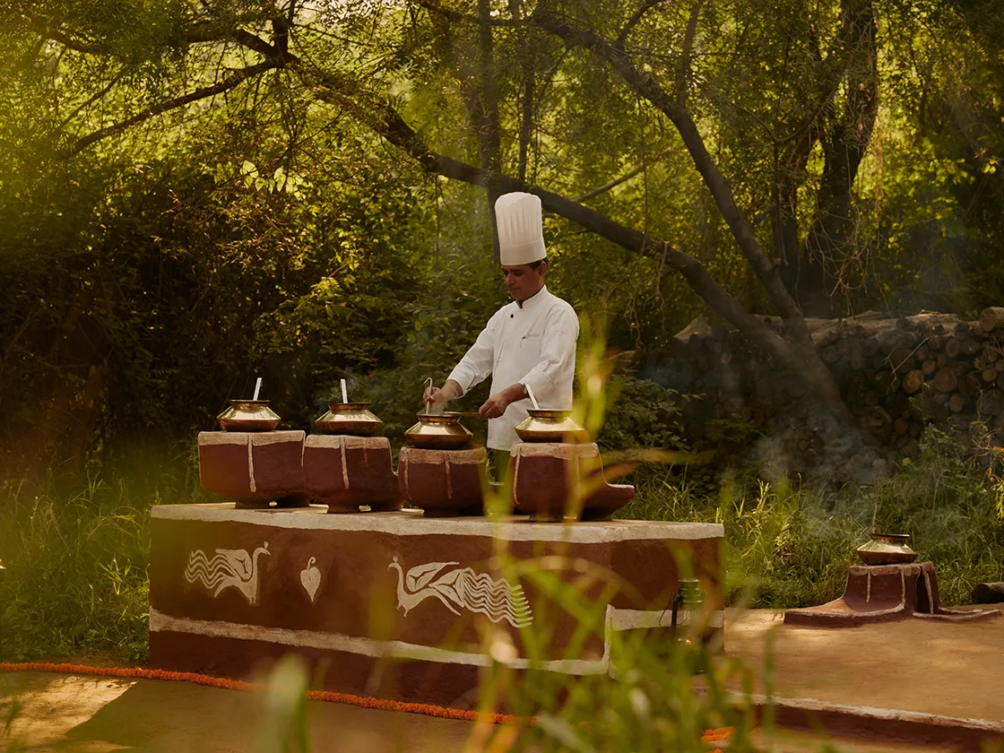Asia, India, Aman-i-Khas, chef working outdoors