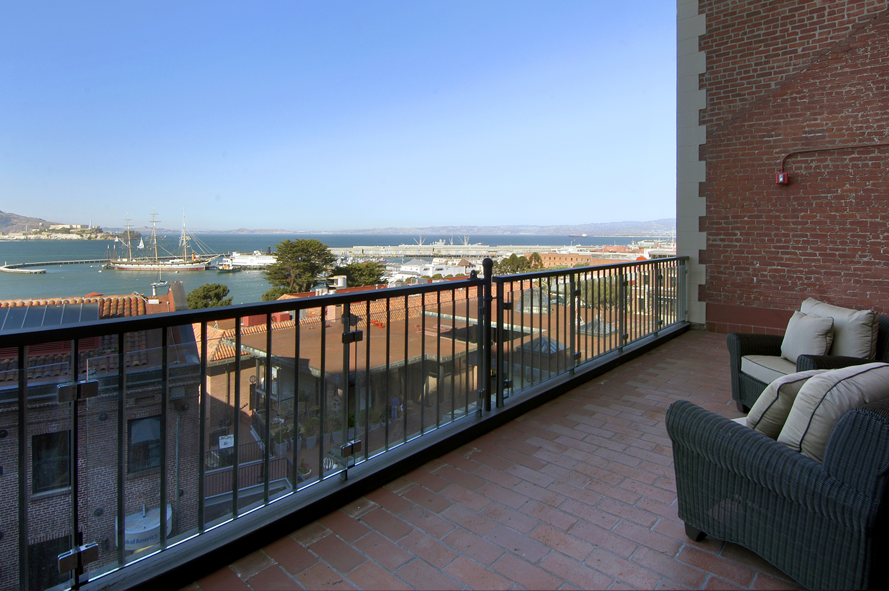 North America, California, San Francisco, Fairmont Heritage Place Ghirardelli Square, blacony with harbour view 
