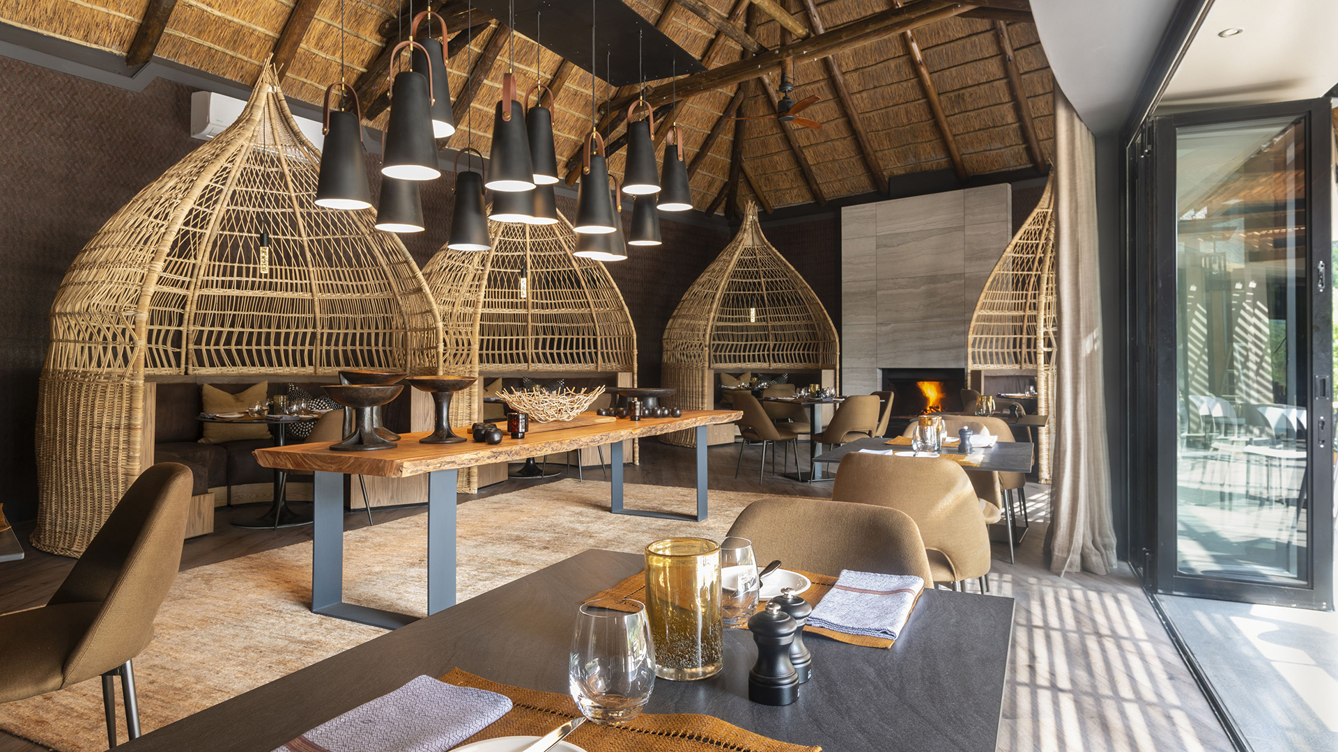 Africa, South Africa, Eagles Crag at Shamwari Private Game Reserve, Dining room
