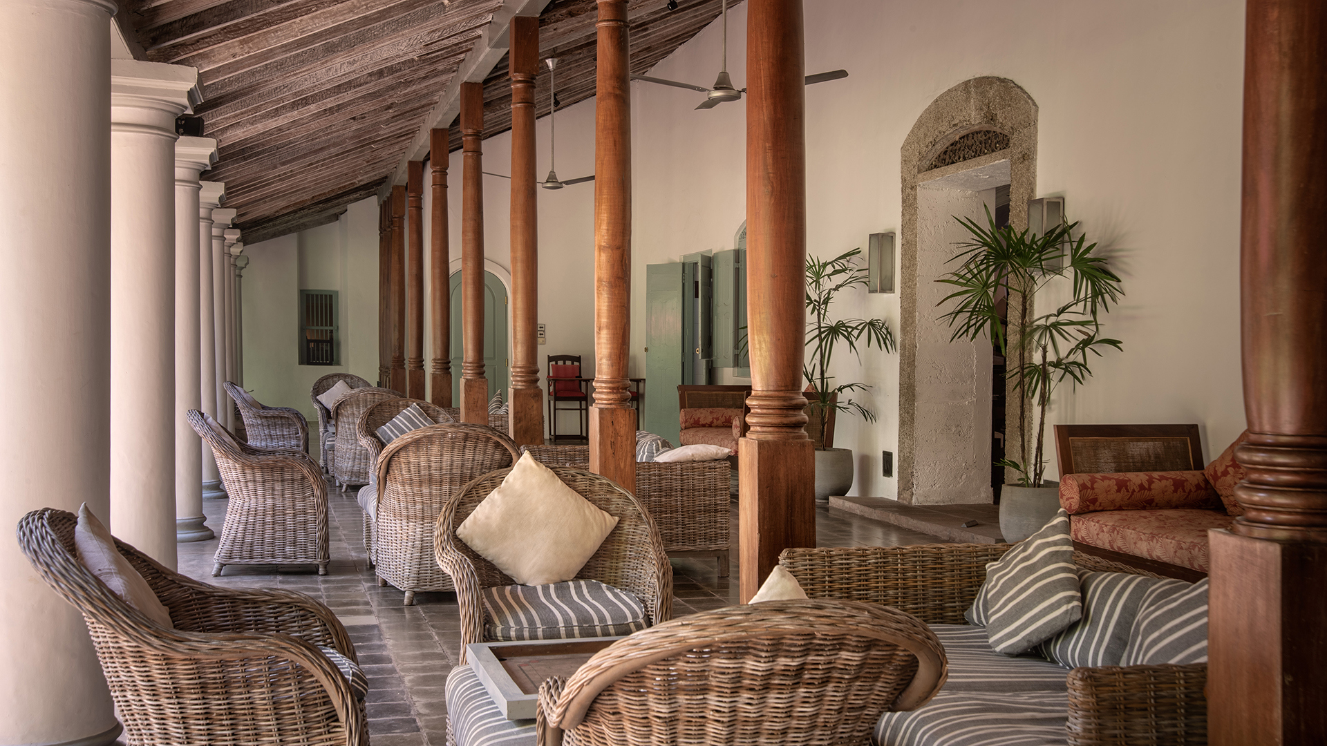 Worldwide, Sri Lanka, The Wallawwa, Seating